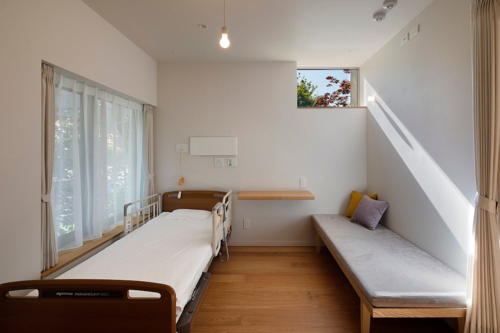 ハイサイドライトから樹木が見える病室