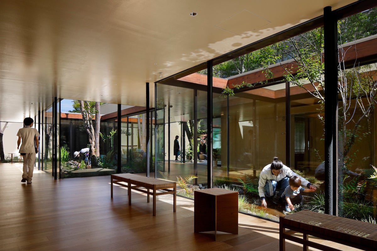 雑木の庭は地域ボランティアによって、手入れがされている