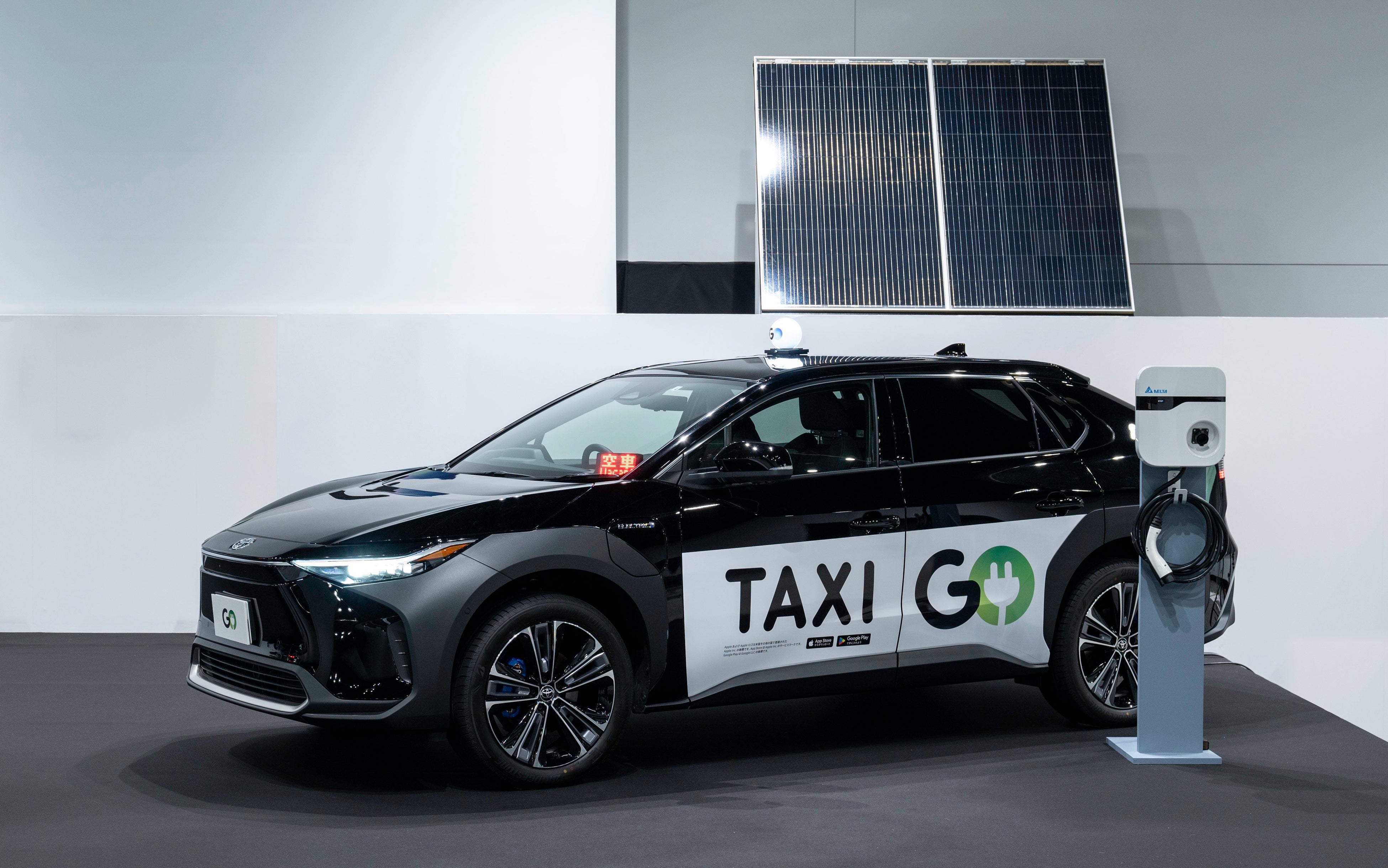 環境意識を高める施策の一つとして、  EVタクシーにはオリジナルのラッピング広告を施しています。