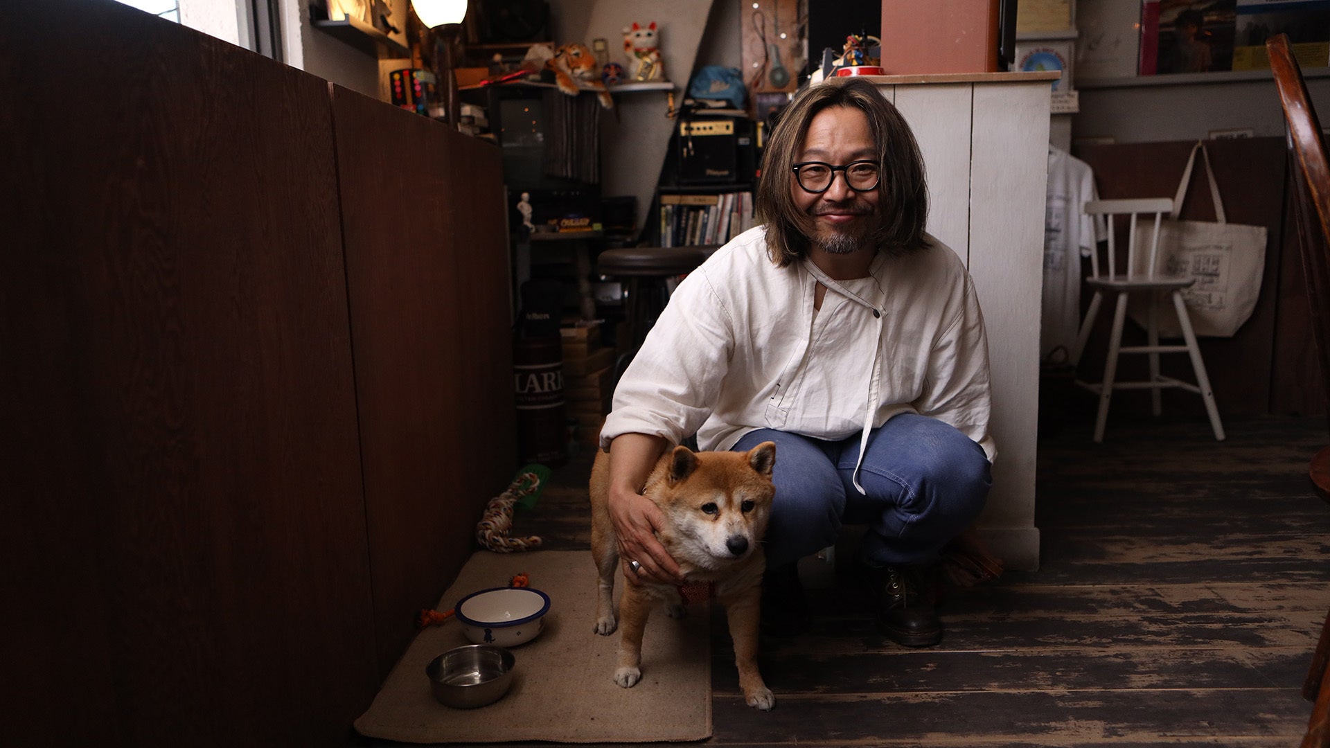 曽我部恵一の愛犬・小春も撮影に参加 ©Paravi