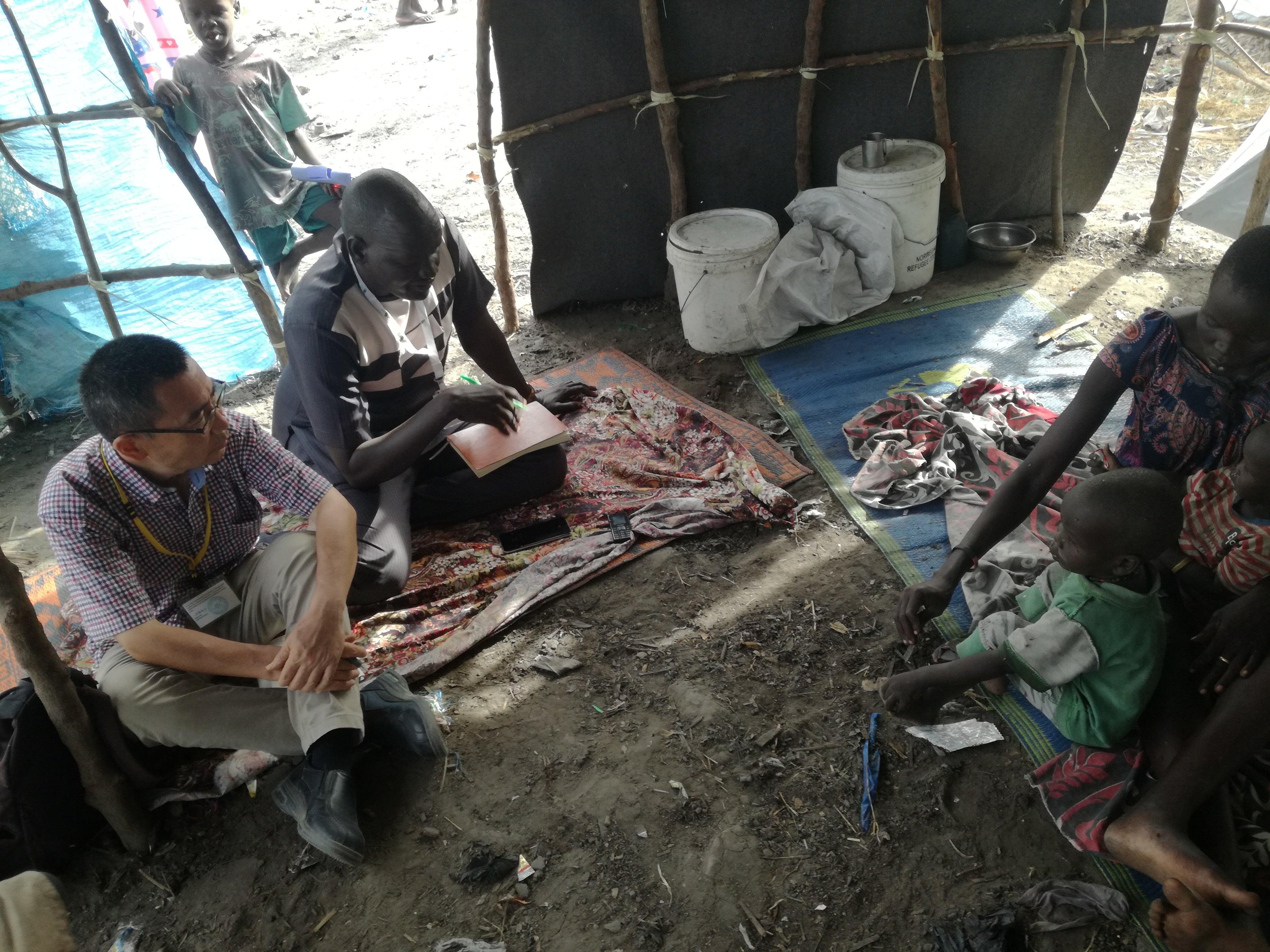 避難民への聞き取りの様子