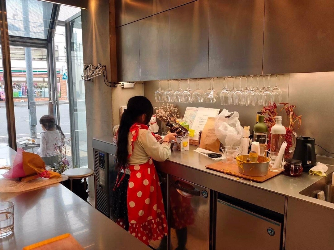 お菓子をつくるあかりさん