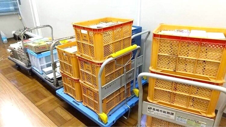 　野菜コンテナに入れて持参された古本