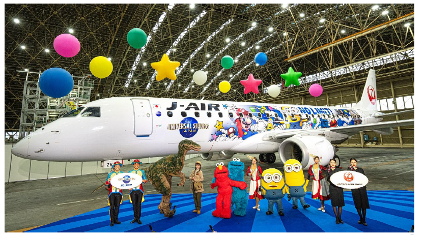 特別塗装機「JAL×ユニバーサル・スタジオ・ジャパン ジェット」が