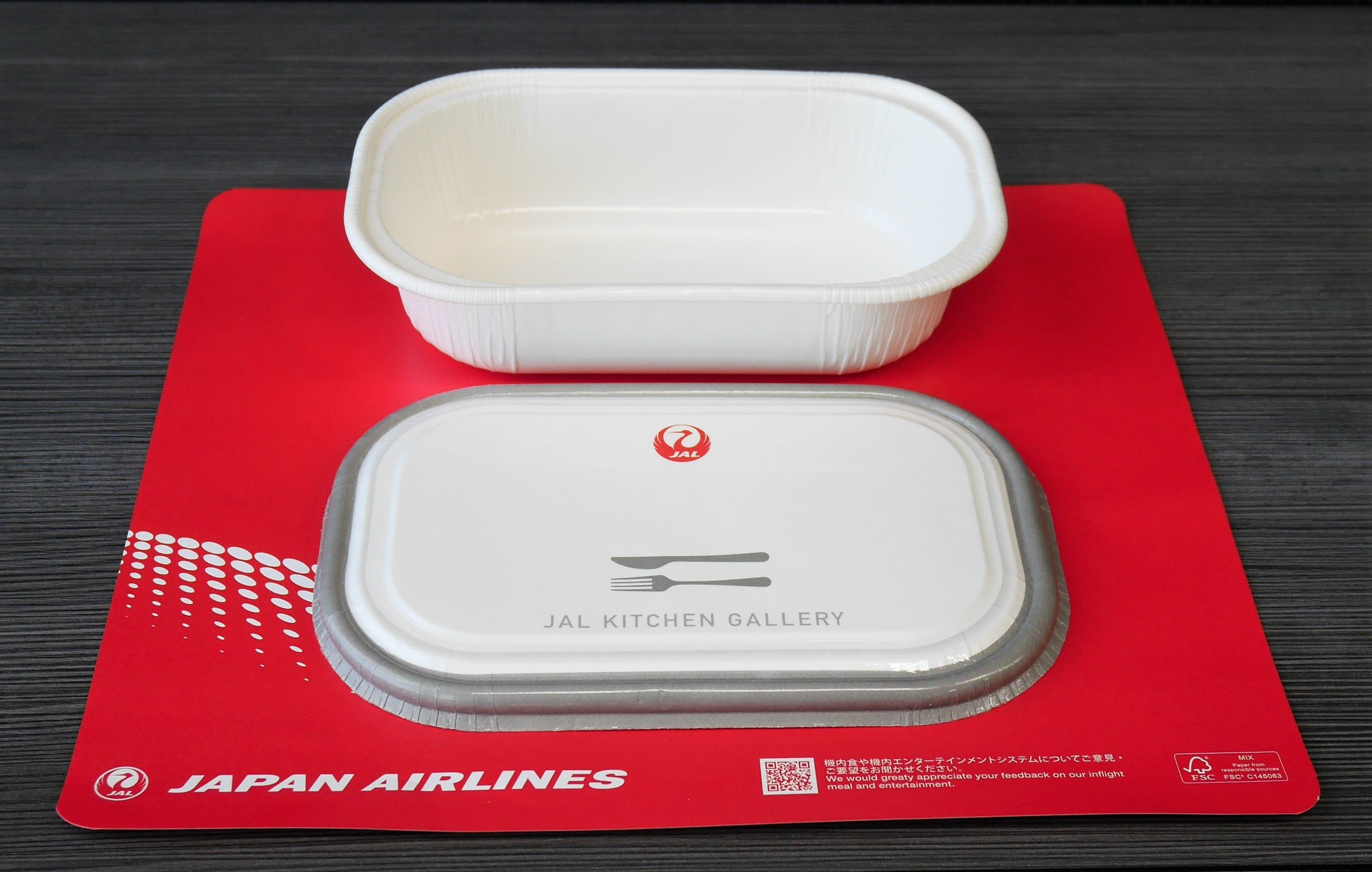 紙製の主菜用の容器と蓋(イメージ)、トレーマット