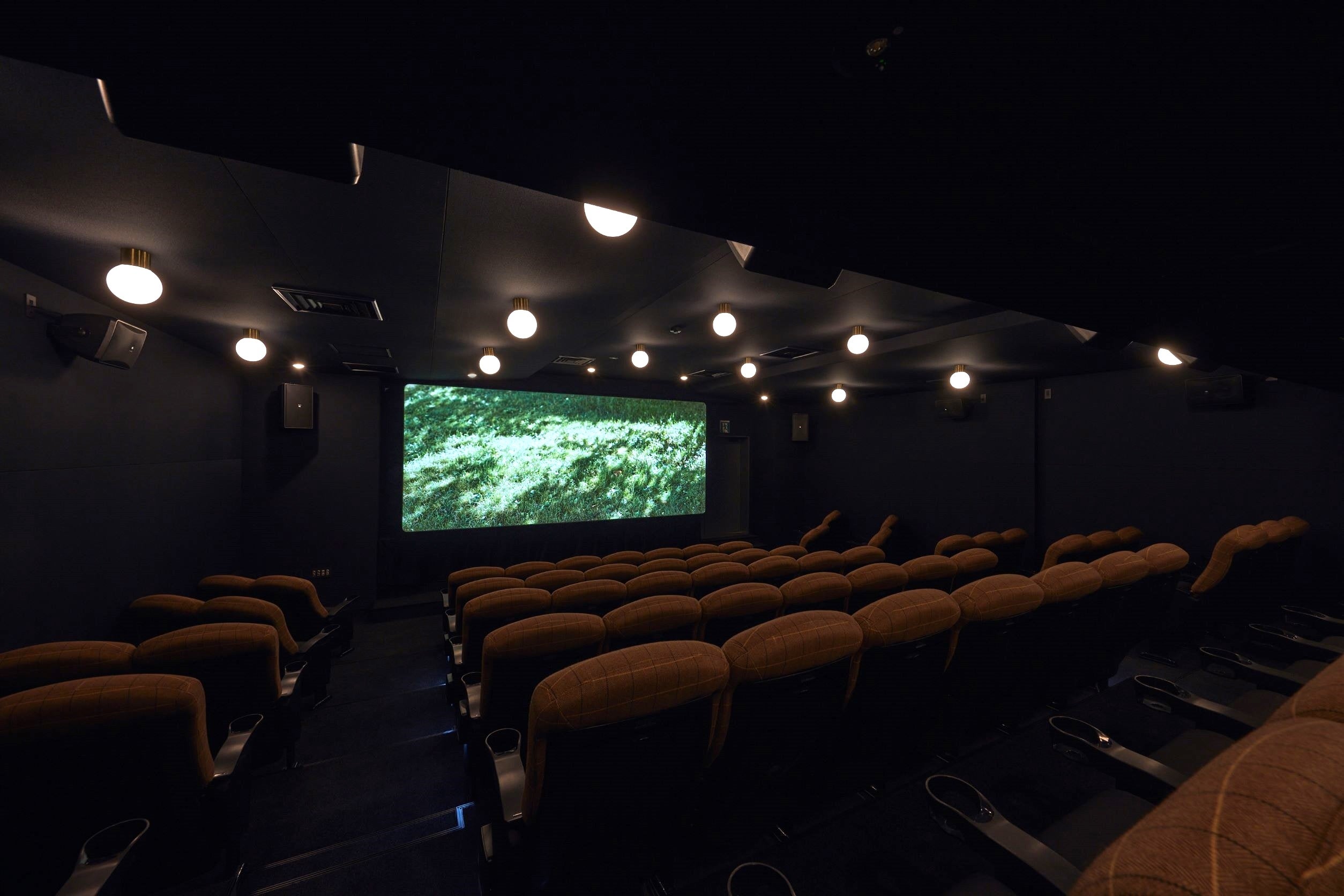 席数は71席（うち2席は車イス受入れ可）