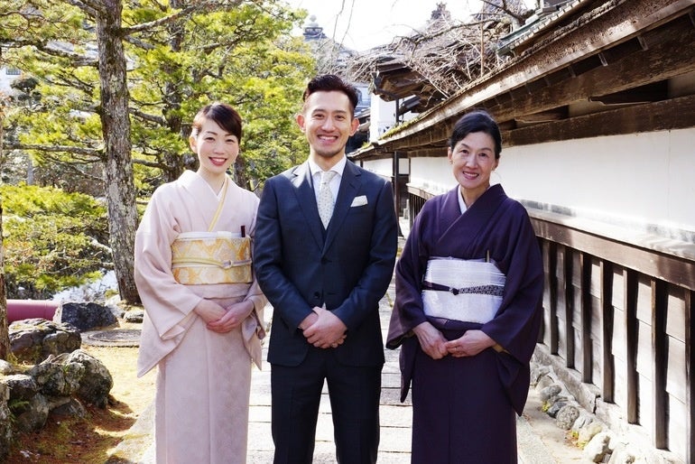 若女将（左）、社長（中央）、会長（右） 