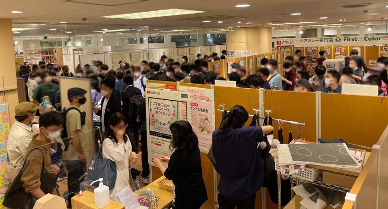 テレビ放送と並行して行われた物販催事企画「邪神ちゃんテン」の賑わい