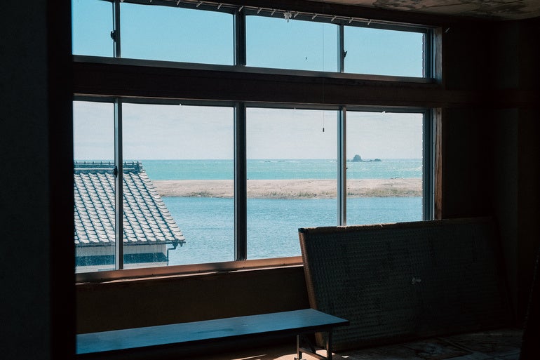 2階の窓から見える下里の海。 　　　白浪が立つ日も多く、絶好のサーフィンスポット。