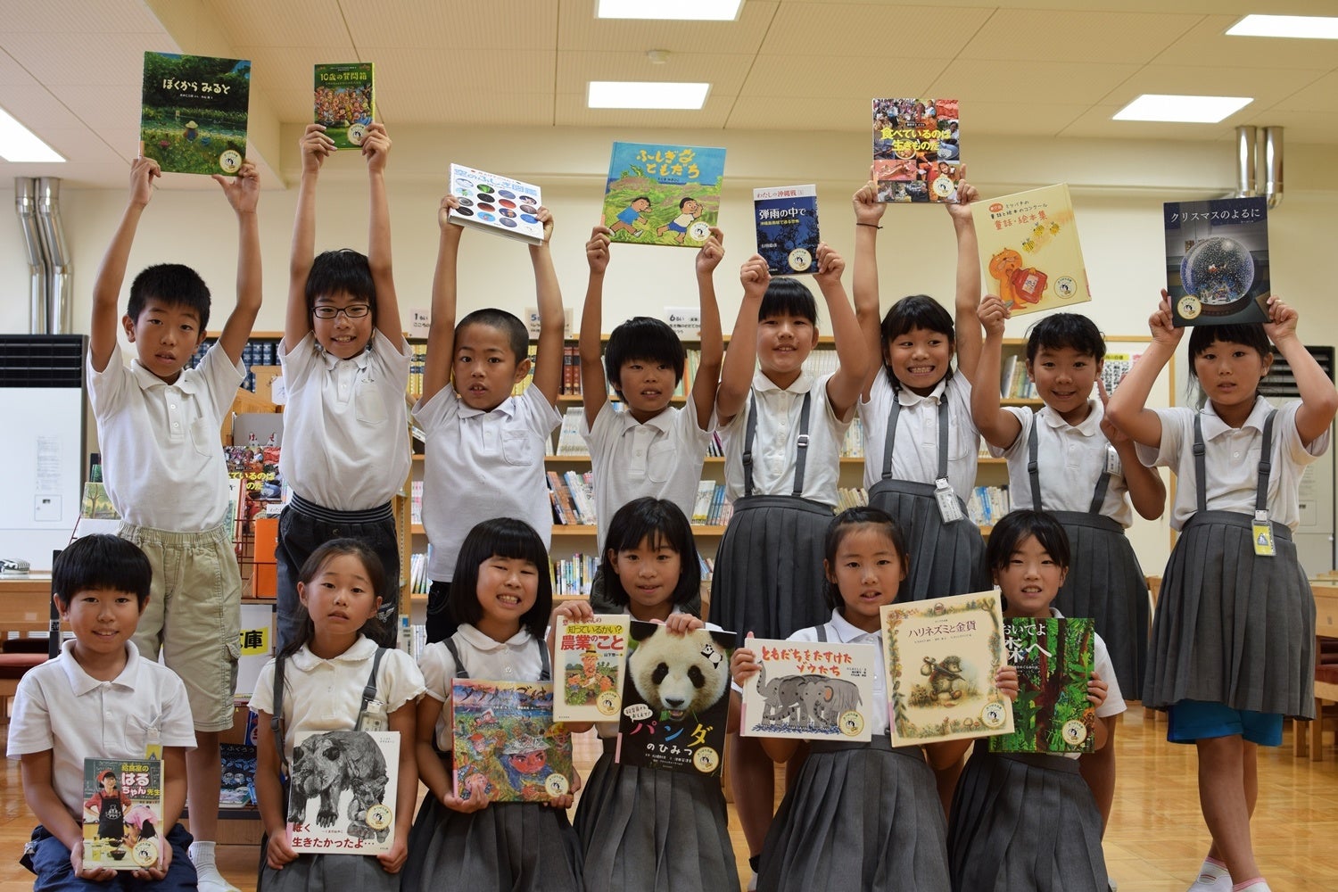 みつばち文庫を持つ子供たち