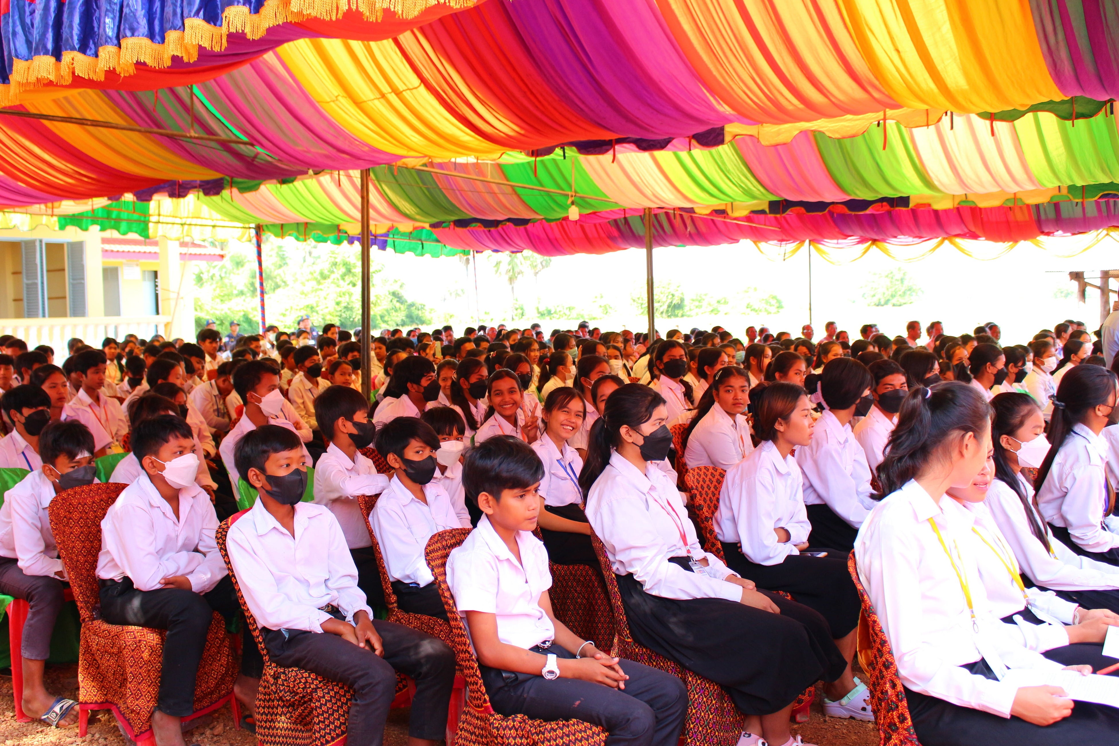 寄贈式に参加する生徒たち