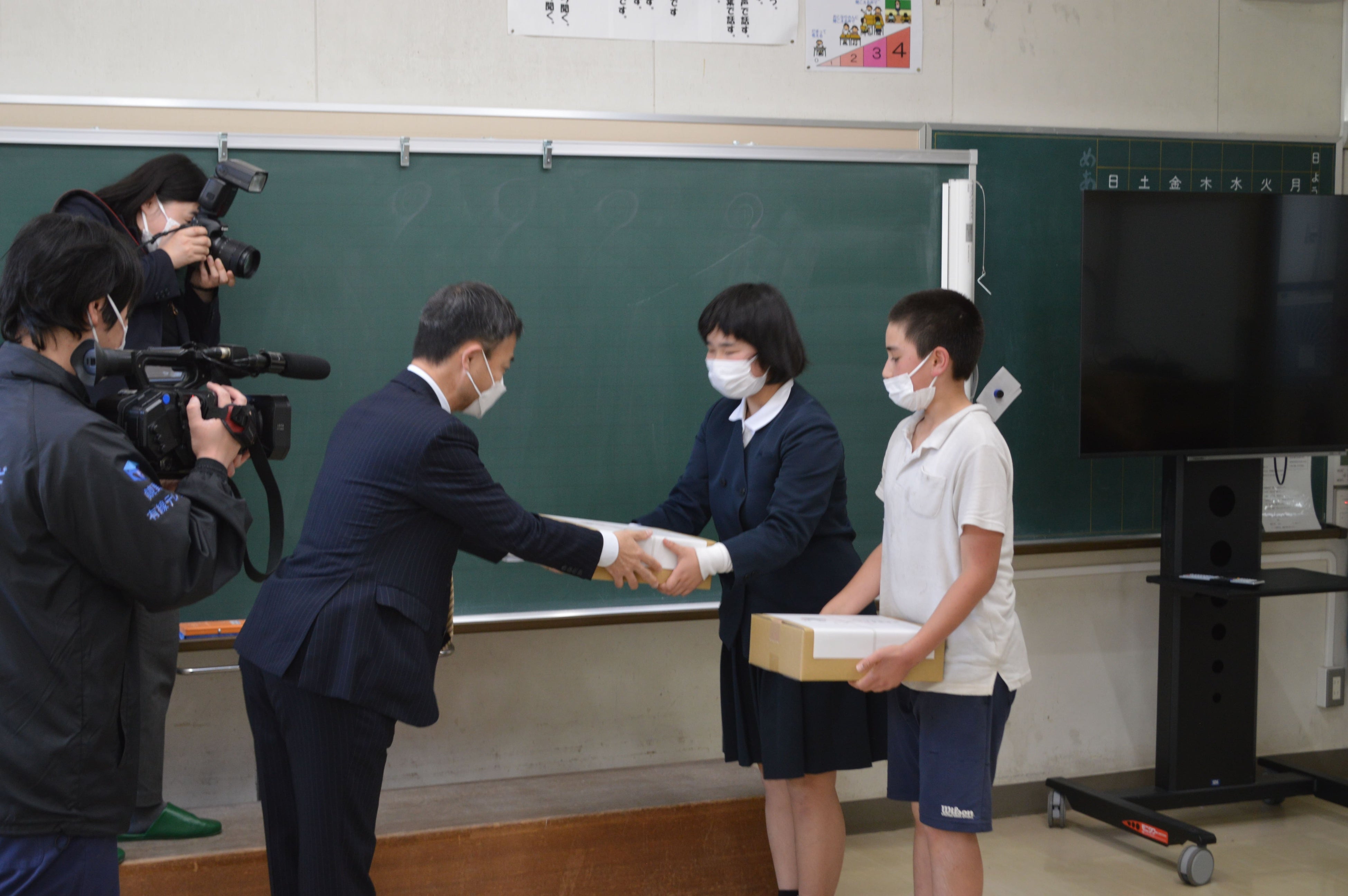 ▲前回の寄贈式の様子 (鏡野町立香北小学校にて)