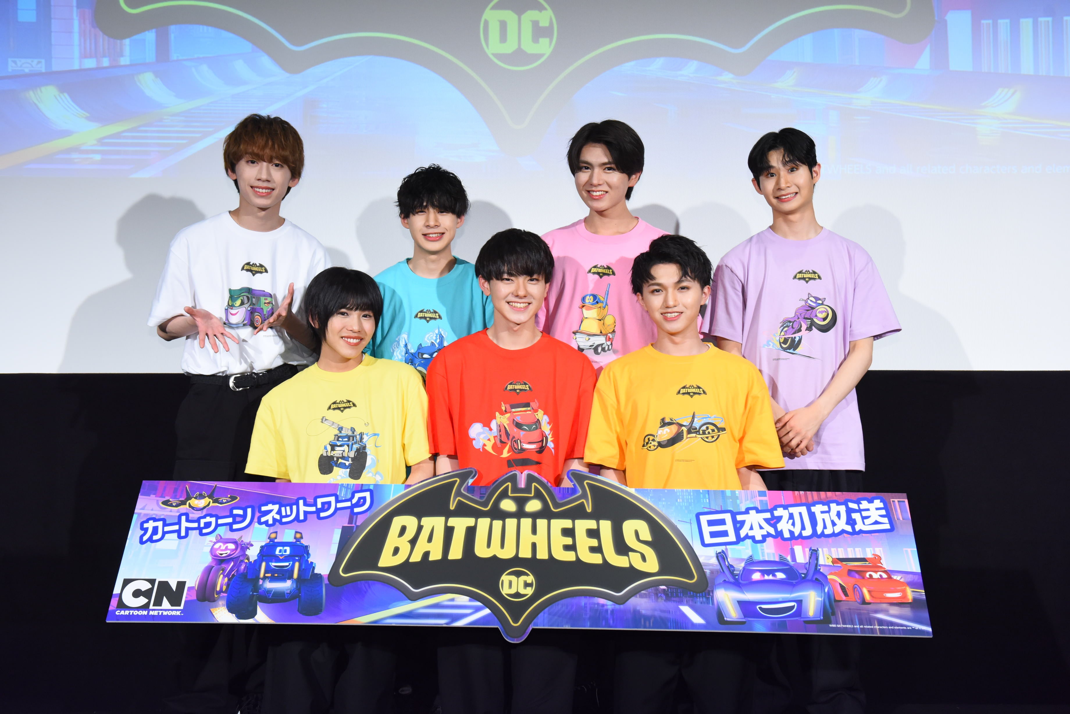 「バットウィール」日本語主題歌　担当　THE SUPER FRUIT　 後列左から、阿部隼大、堀内結流、松本勇輝、鈴木志音／前列左から、星野晴海、小田惟真、田倉暉久