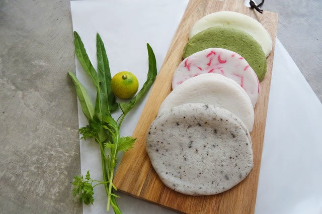 職人の手作りはんぺい（上からゆずはんぺい、よもぎはんぺい、紅生姜はんぺい、白はんぺい、しそはんぺい）