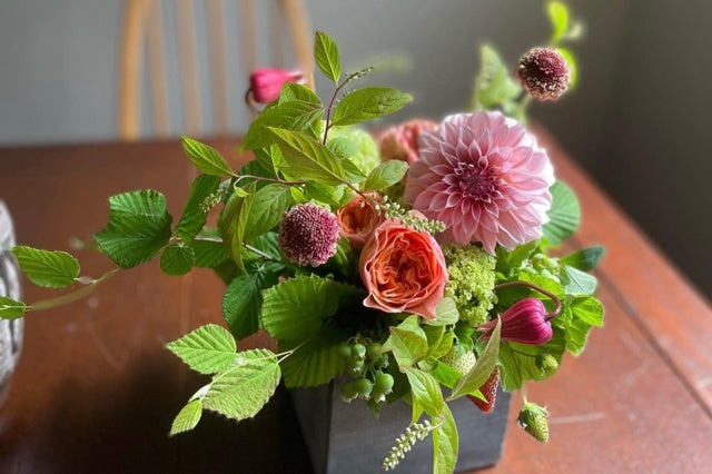 季節の枝物やグリーン、旬のお花の定期便《アレンジメント》※画像はイメージです