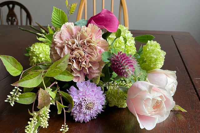 季節の枝物やグリーン、旬のお花の定期便《ブーケ》※画像はイメージです