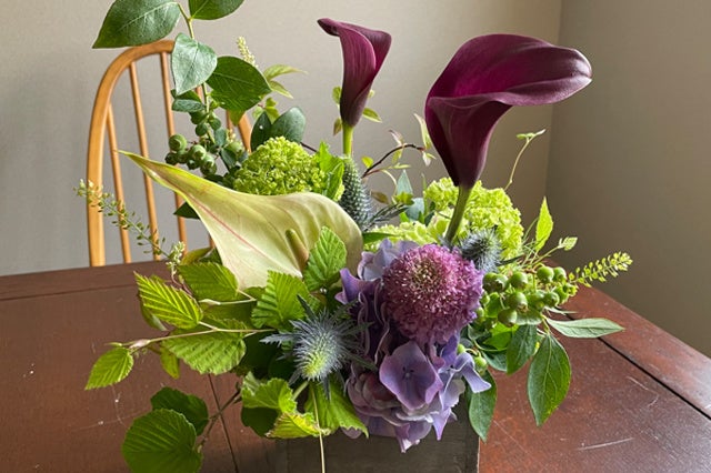 季節の枝物やグリーン、旬のお花の定期便《アレンジメント》※画像はイメージです