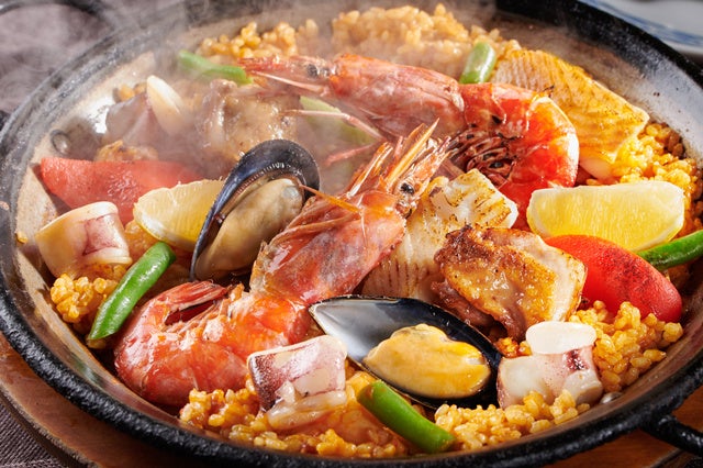 パエリアお届け例：魚貝のミックスパエリア
