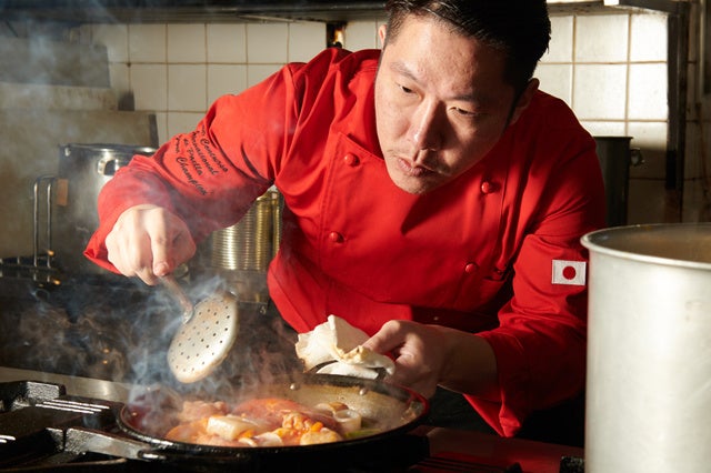 「国際パエリアコンクール」日本グランプリなどを受賞しているサングリアの佐藤恭平シェフが監修