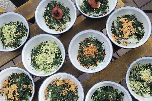 食べられる茶葉を贅沢に使用したさまざまなお茶漬けの素をラインナップ