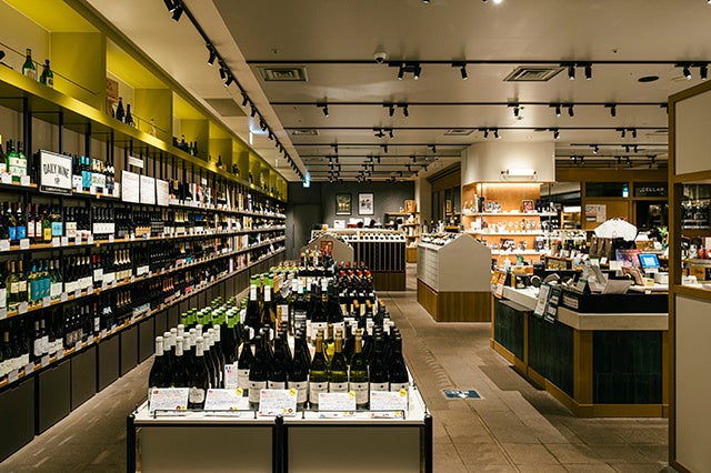 世界各国の産地から選りすぐったワインを 2,000 種類以上取り揃えています