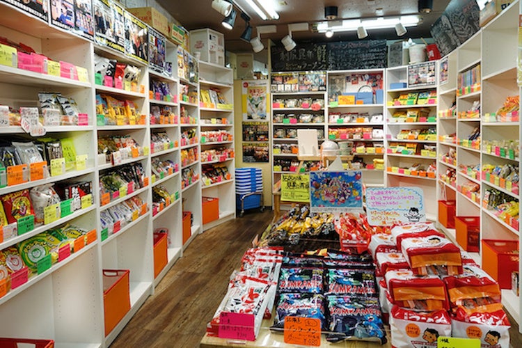 やかん亭さくら大阪総本店には、300種類以上のご当地インスタントラーメンが!