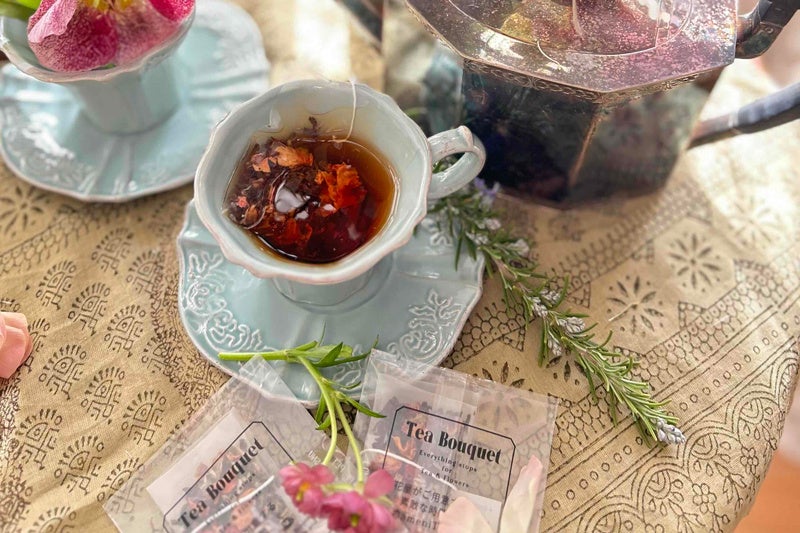 Cosy & Rosy が調合した街角花屋フロラリのお客様のためのオリジナル紅茶も毎月お届け