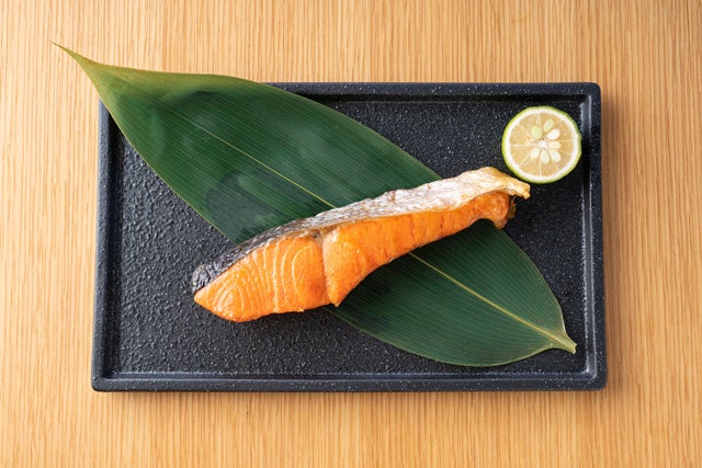 塩鮭は鮭本来の味を楽しめる『天然紅鮭』に拘り、シンプルに塩のみで味付け（画像はイメージです）