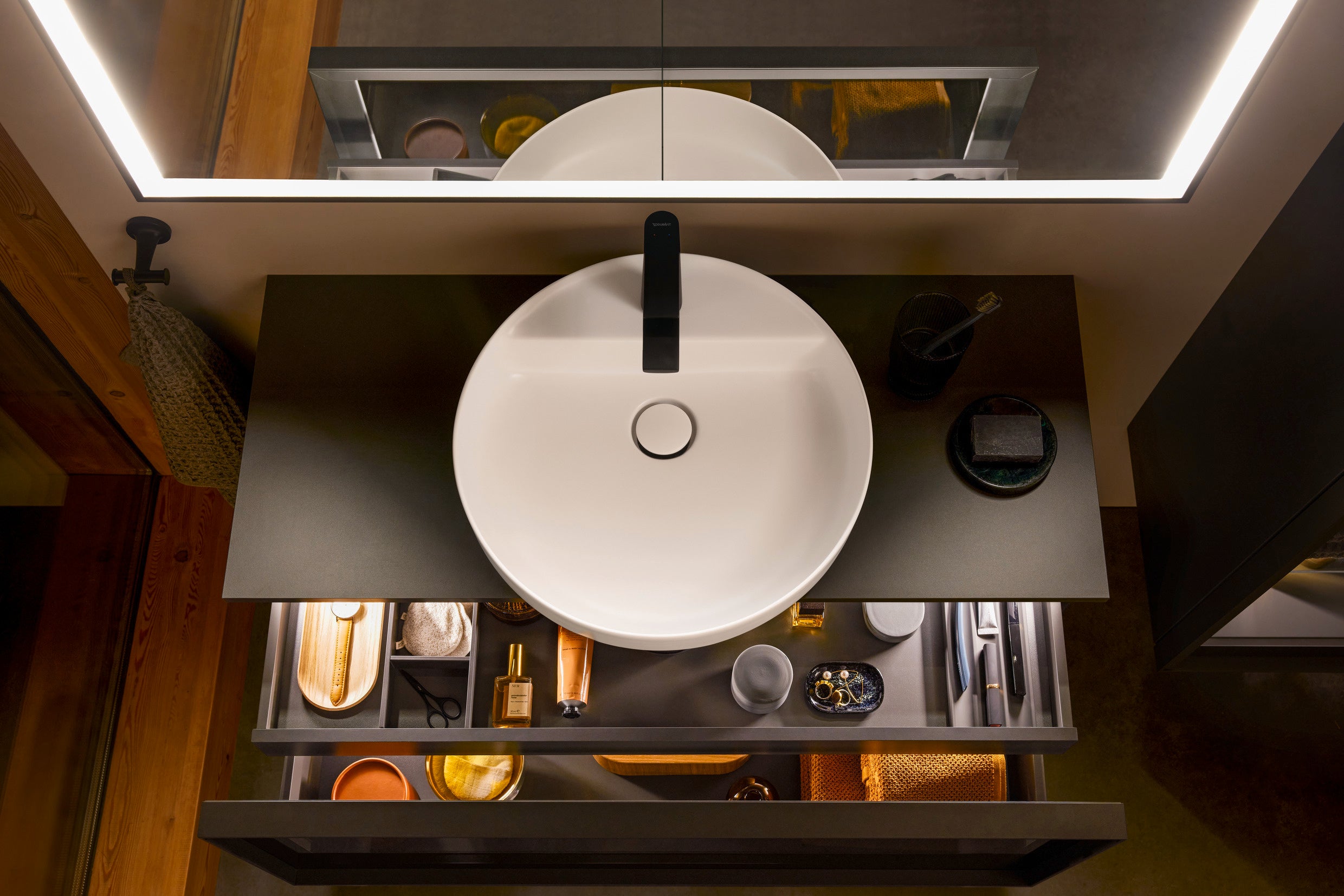 バックライトの心地よい明かりがインテリアに温もりを吹き込み、日常のアイテムを特別なものにしてくれます。