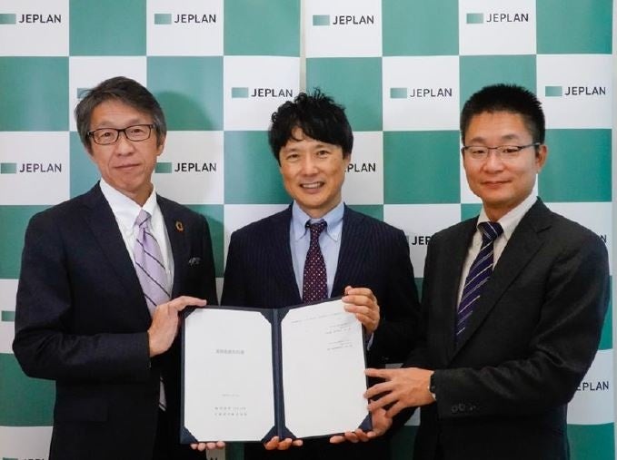 左から、JEPLAN岩元会長、大阪ガス佐藤新規事業開発部長、JEPLAN髙尾社長