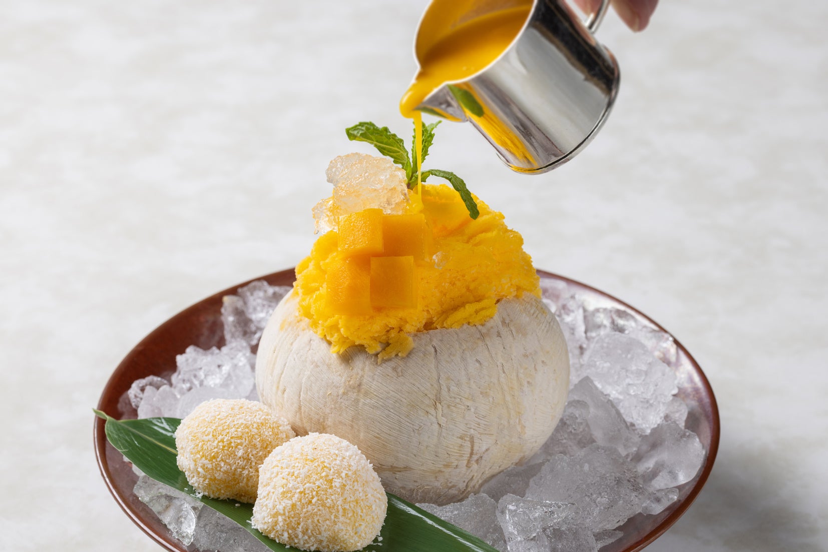 マンゴーかき氷のココナッツ器仕立て