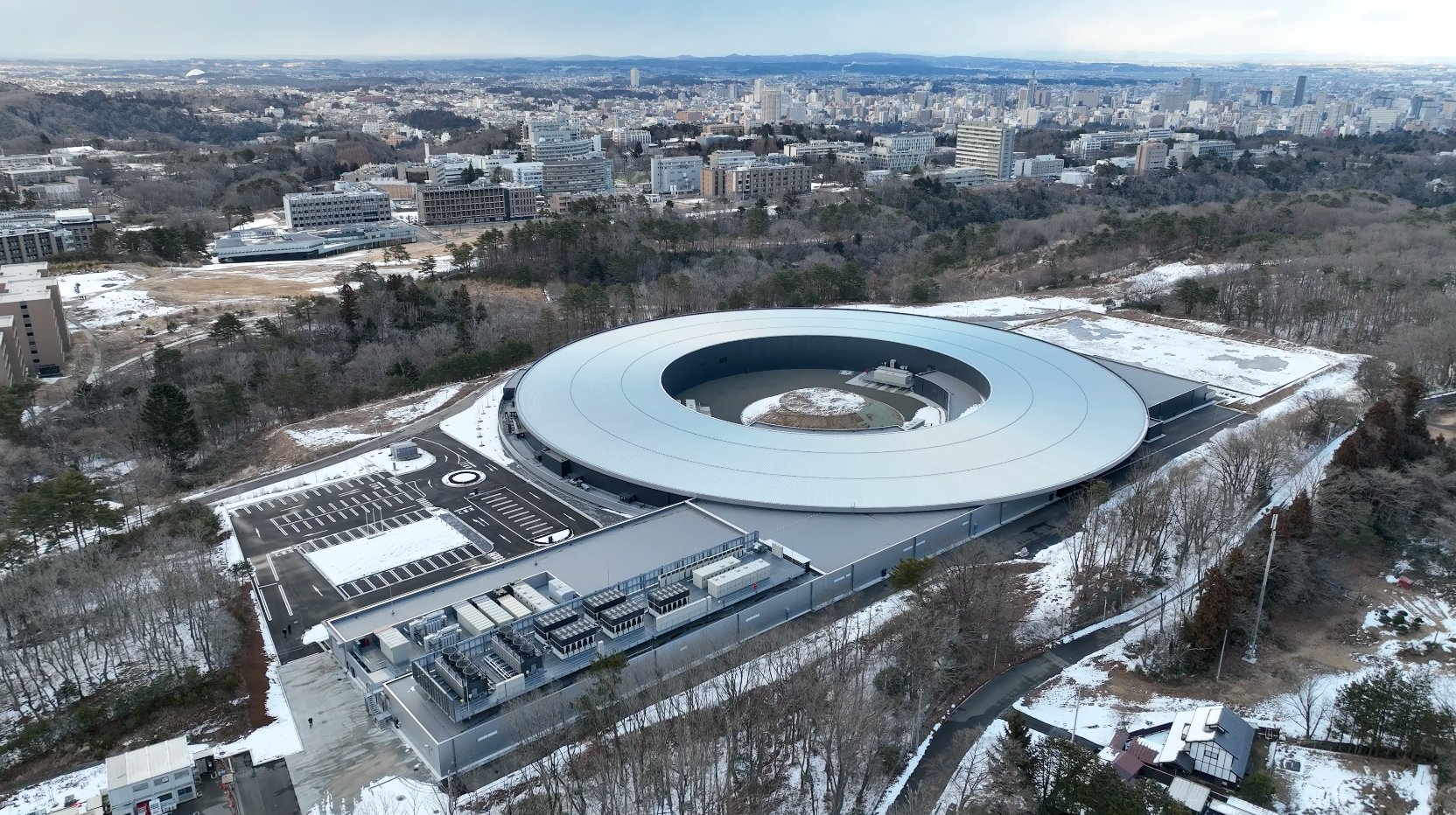 写真：整備中のナノテラス外観 　一財）光科学イノベーションセンター提供