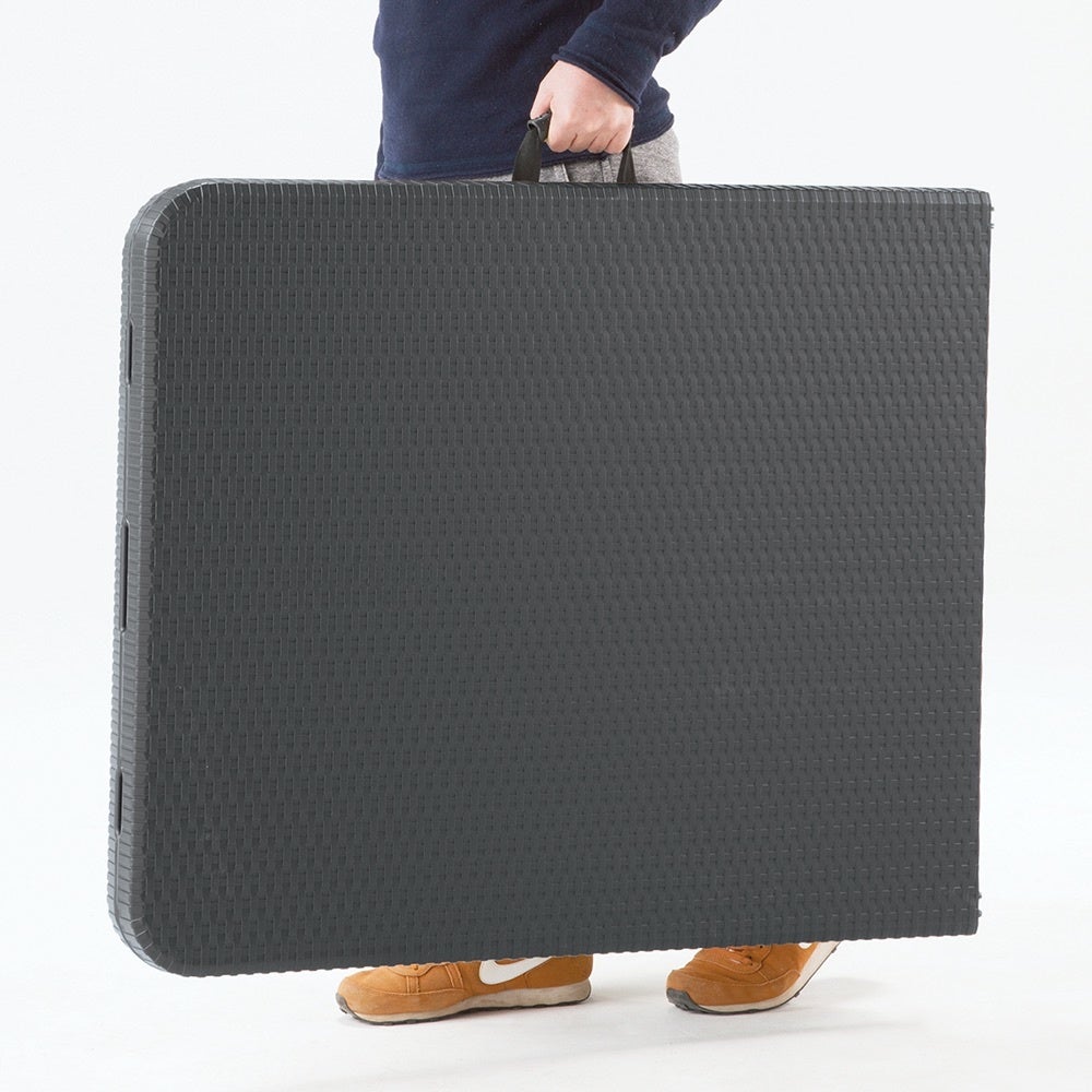 樹脂製でお手入れも楽なワイドサイズのテーブルとチェア