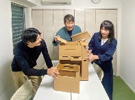 コジマジックさん(中央)とディノス担当者(左)のサンプルチェック風景