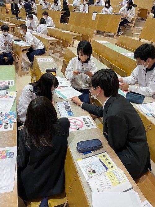 ミライ研のプログラムに取り組む生徒。周囲との対話を通して価値観や判断基準に新たな気付きを得る。