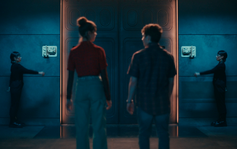 ①登場人物たちは厳重なセキュリティに守られた入口から「Knox」の中に入ります。