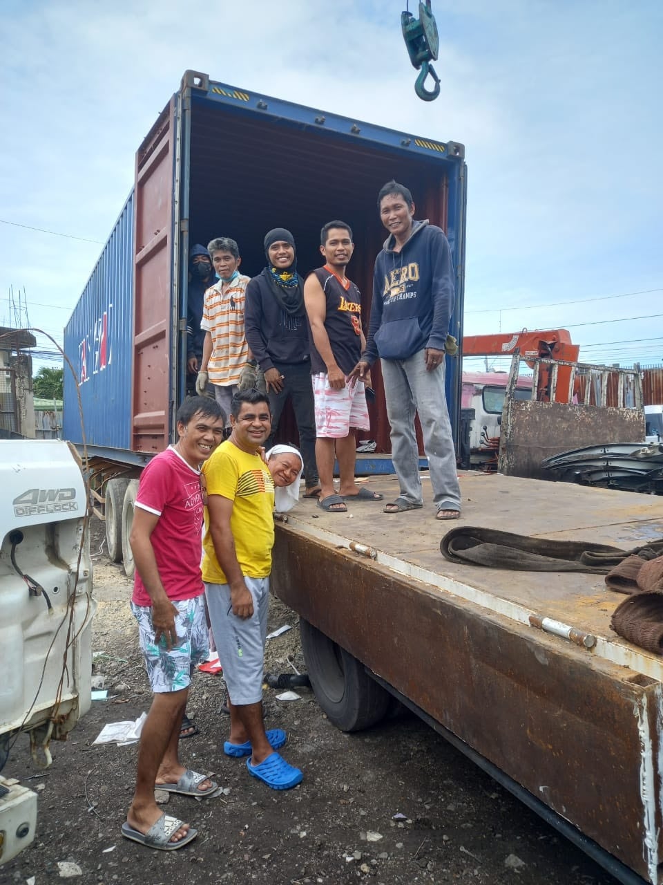 日本の車やパーツは現地の方にとても喜ばれています