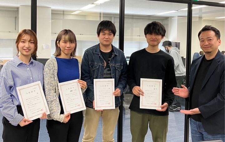 オフィスに戻った後、入社辞令の授与式にて―