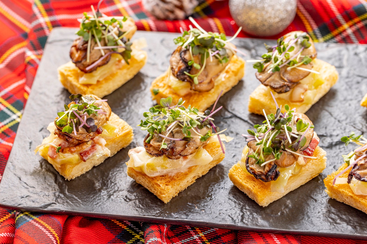 牡蠣のスモーク　冬キャベツのマリネのピンチョス