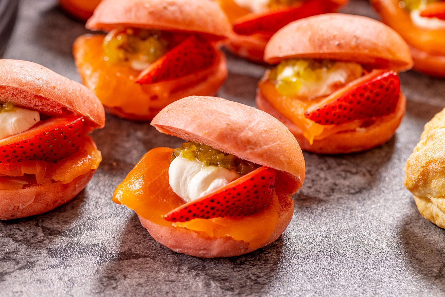 いちごベーグルのスモークサンドウィッチ