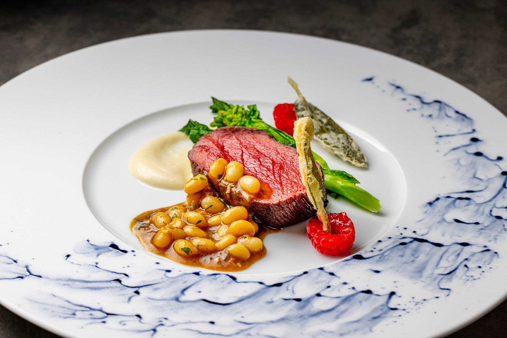 モダンフレンチ「コラージュ」　蝦夷鹿のロティ　白いんげん豆と根セロリ