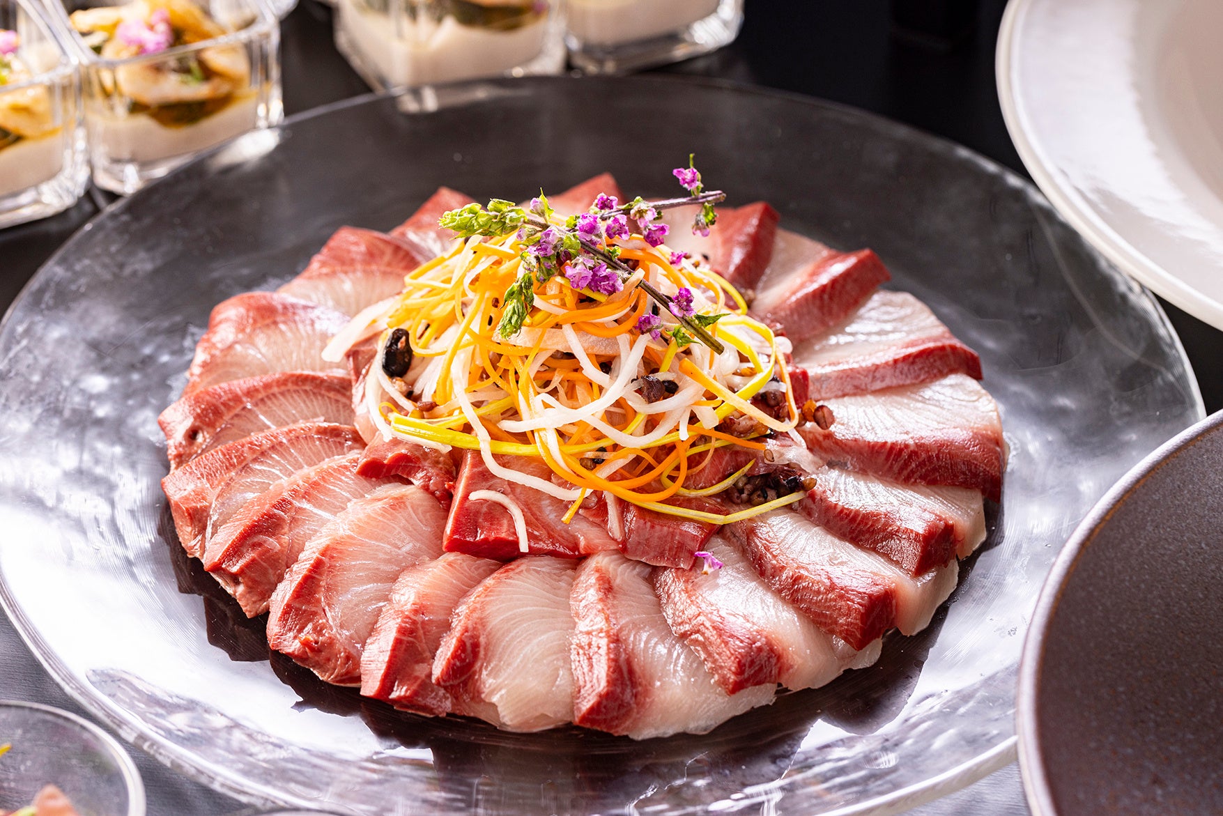 寒ブリのカルパッチョ　キウイヴィネグレット　薬膳サラダ添え