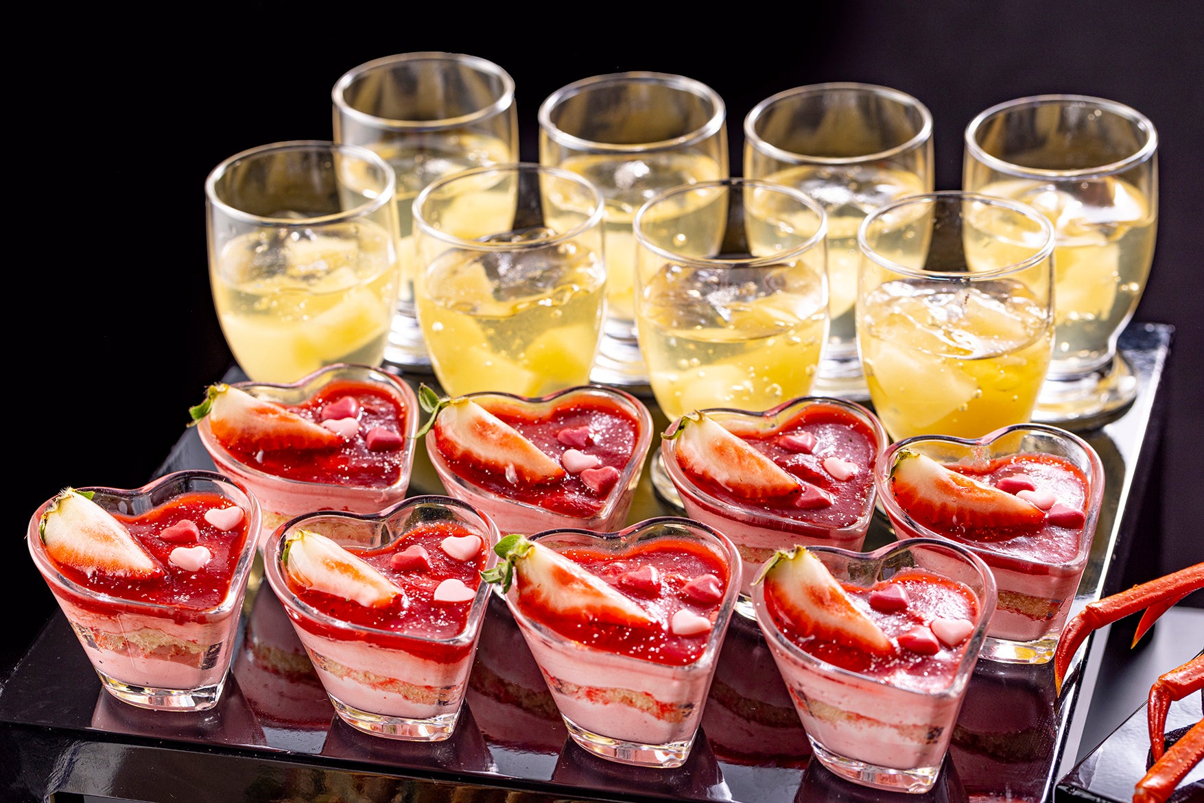 いちごのデザート（手前）とル・レクチェのゼリー（奥）