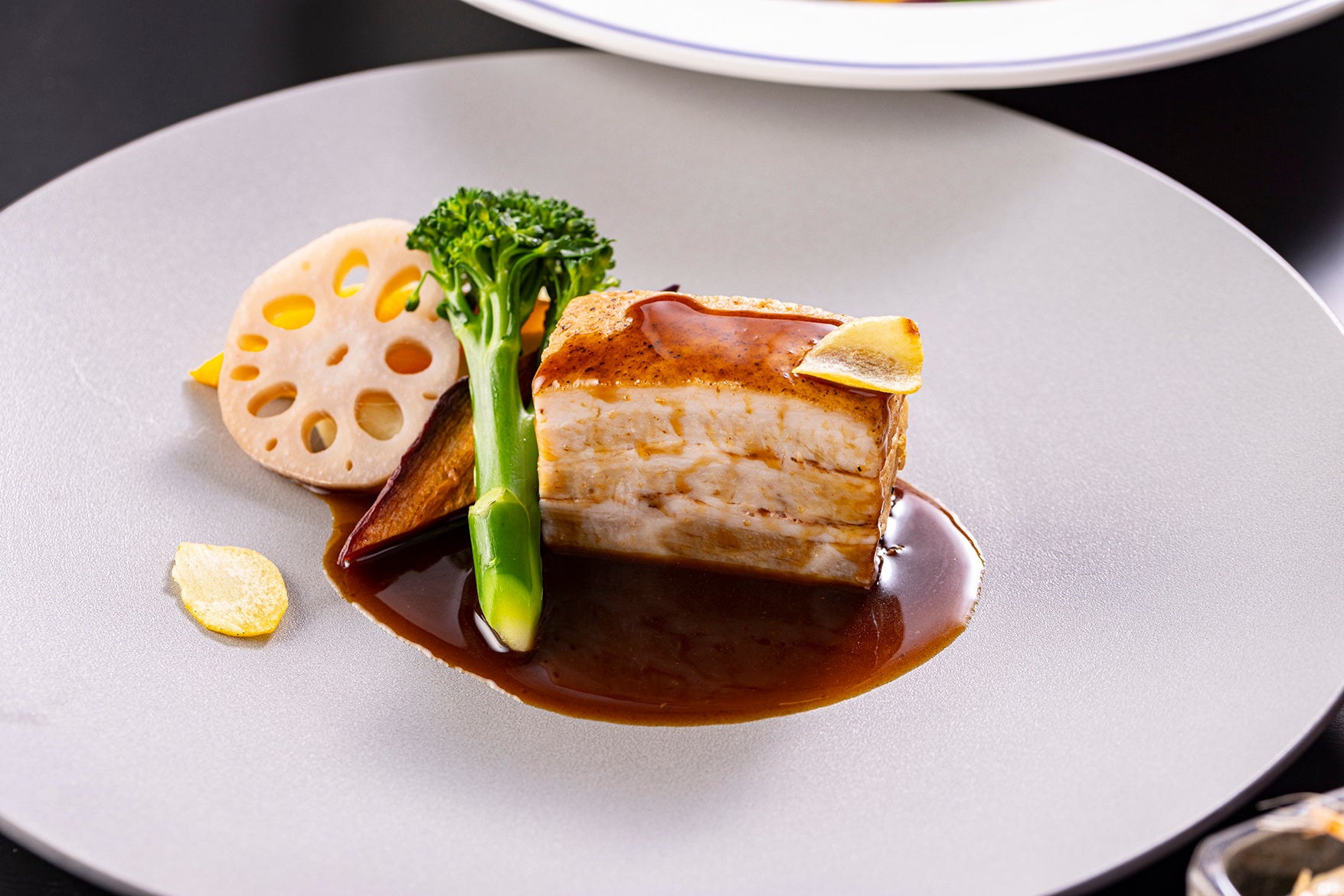 越乃黄金豚バラ肉のブレゼ　加賀野菜　いちごとバルサミコのソース