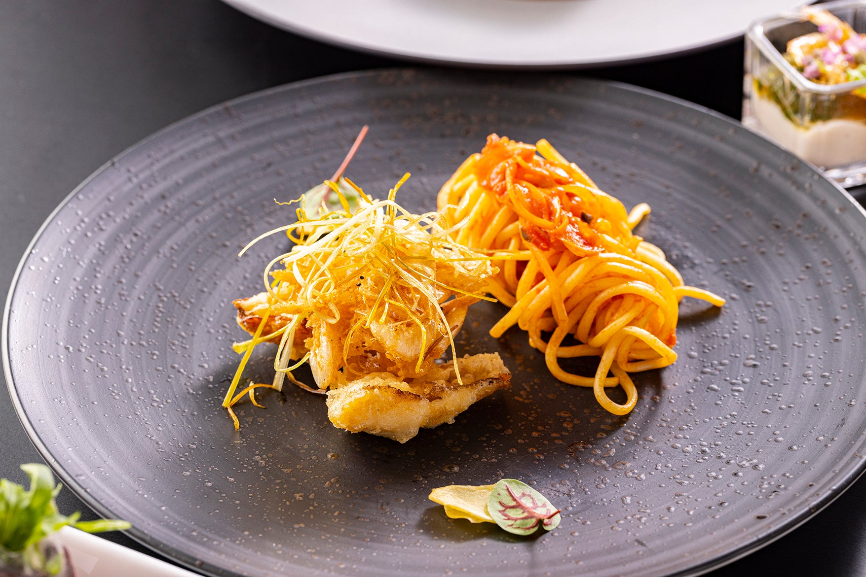 のどぐろと白エビのベニエ　リングイネパスタと一緒に