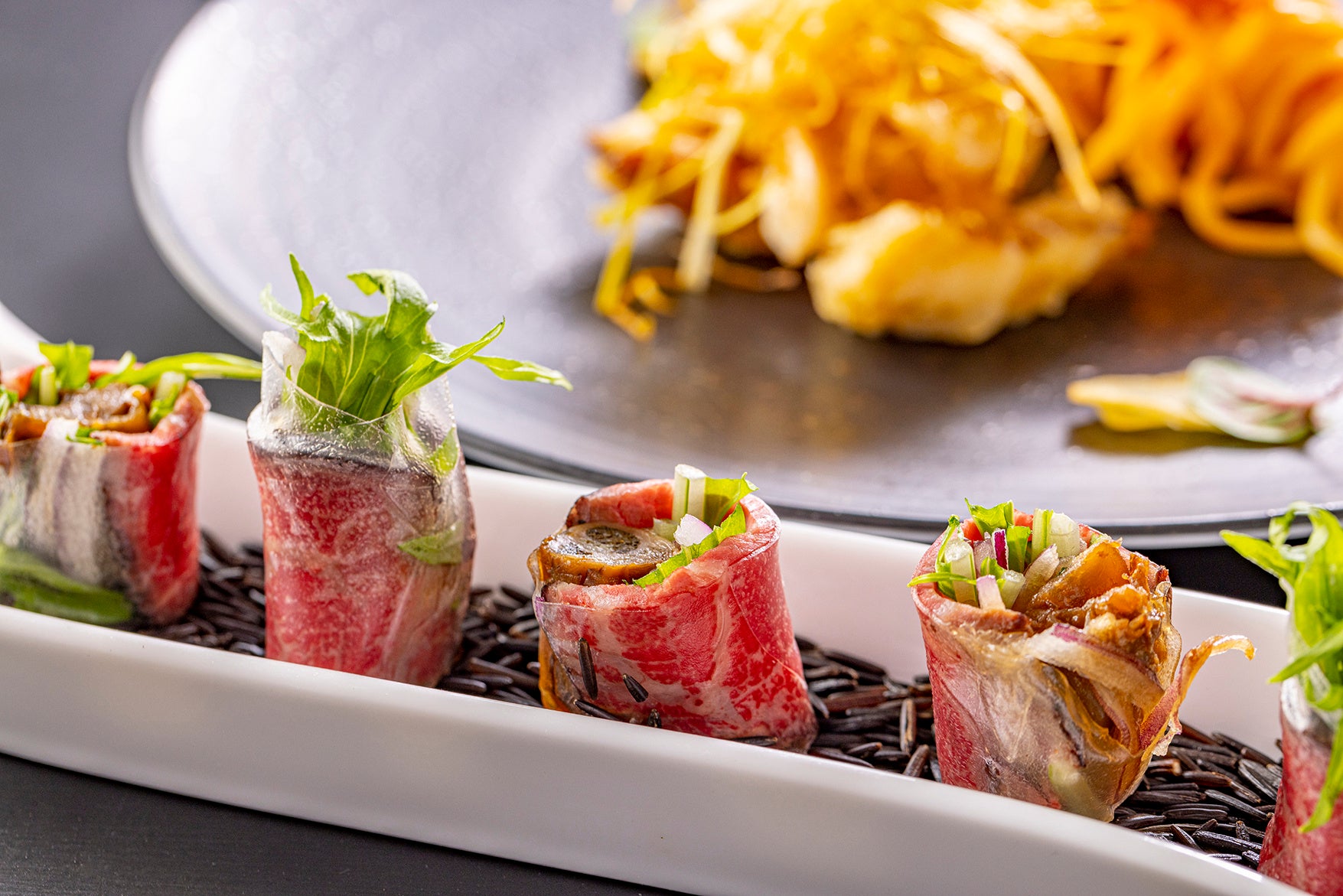 富山県産ローストビーフと牡蠣の生春巻き