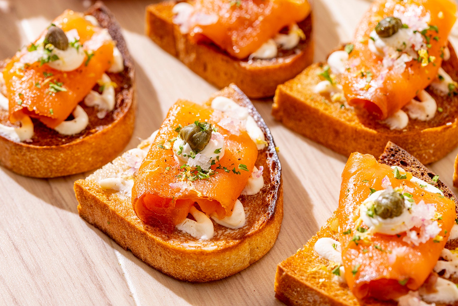 スモークサーモンとチーズのスモーブロー