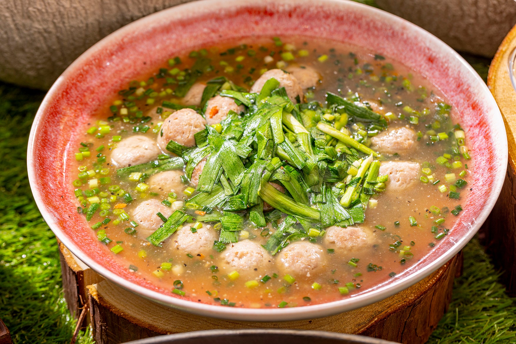 鹿児島県産黒豚の肉団子　にんにくとにらの塩だれ