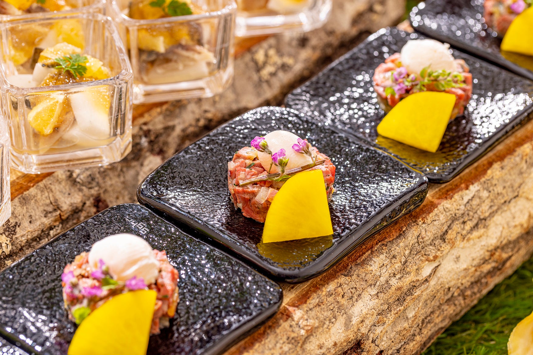 ビーフタルタル　宮崎産燻製たくあん　ウズラのポーチドエッグ