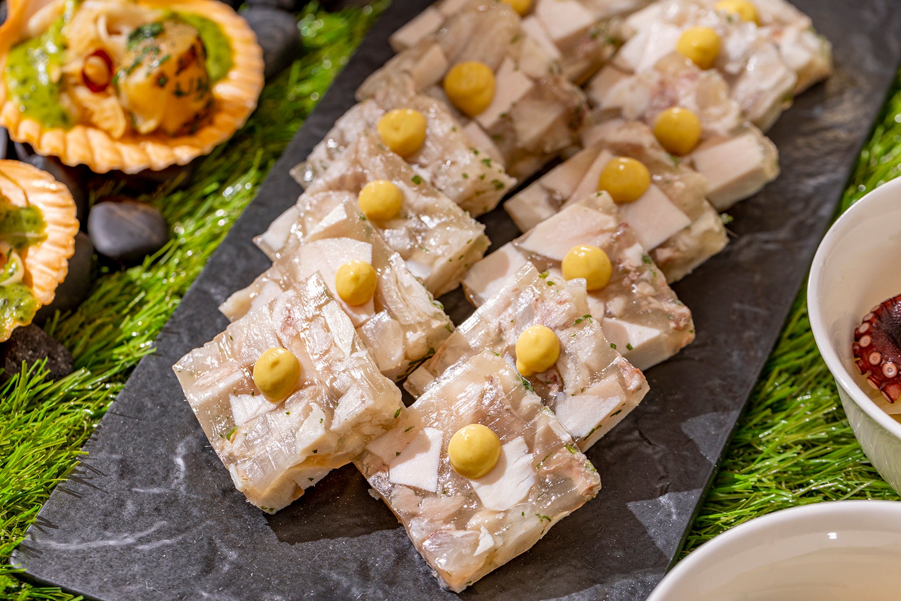 赤鶏さつま胸肉のテットドフロマージュ　グリビッシュソース